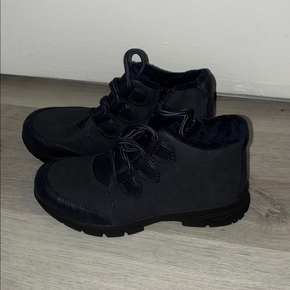 Easy Dry by Easy Street Navy Winter Boots, Faux Fur, Women’s 6M, NWT